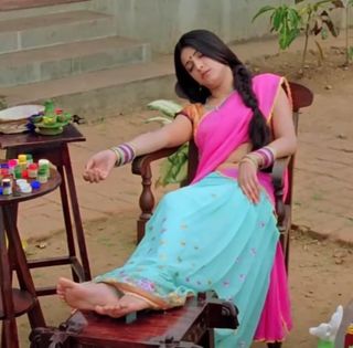 Shruti Haasan feet photo thumbnail