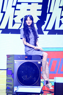 Shuang Zheng feet photo 5