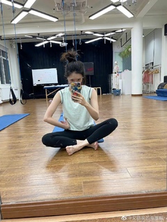 Shuying Jiang feet photo thumbnail