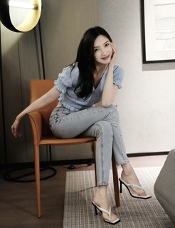 Shuying Jiang feet photo thumbnail