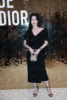 Shuying Jiang feet photo thumbnail