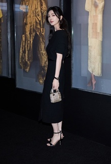 Shuying Jiang feet photo thumbnail