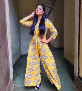 Shweta Tiwari feet photo thumbnail