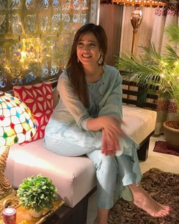 Shweta Tiwari feet photo thumbnail