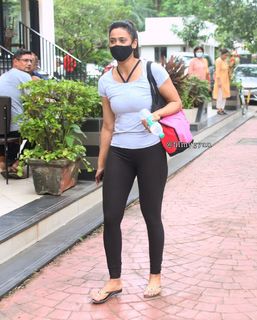 Shweta Tiwari feet photo thumbnail