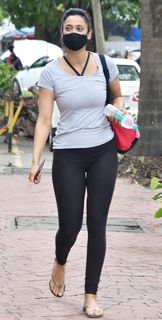 Shweta Tiwari feet photo thumbnail