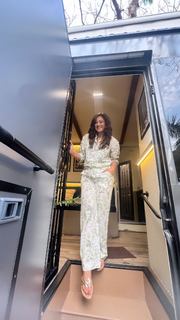 Shweta Tiwari feet photo thumbnail