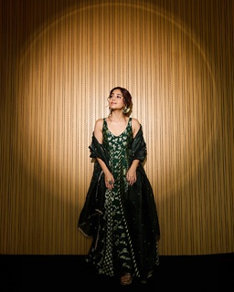 Shweta Tripathi feet photo 11