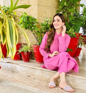 Sidra Niazi feet photo 16