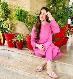 Sidra Niazi feet photo 7