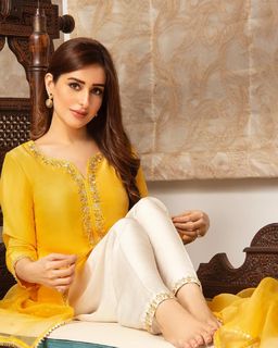 Sidra Niazi feet photo 4