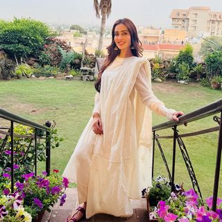 Sidra Niazi feet photo 19