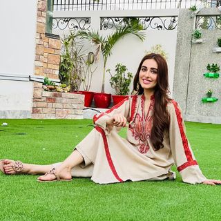 Sidra Niazi feet photo 12