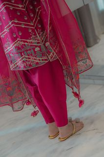 Sidra Niazi feet photo 10