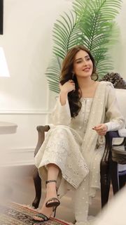 Sidra Niazi feet photo 5
