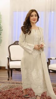 Sidra Niazi feet photo 3