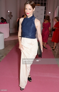 Sienna Guillory feet photo thumbnail