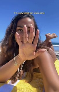 Sienna Mae Gomez feet photo 5