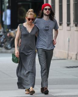 Sienna Miller feet photo thumbnail