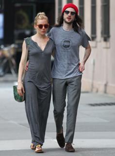 Sienna Miller feet photo thumbnail