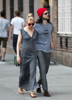 Sienna Miller feet photo thumbnail