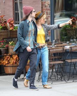 Sienna Miller feet photo thumbnail