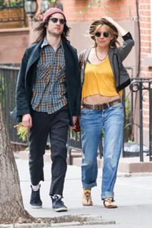 Sienna Miller feet photo thumbnail