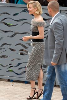 Sienna Miller feet photo thumbnail