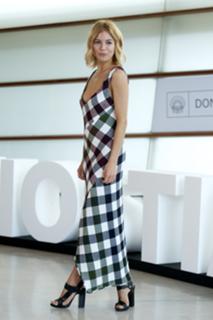 Sienna Miller feet photo thumbnail