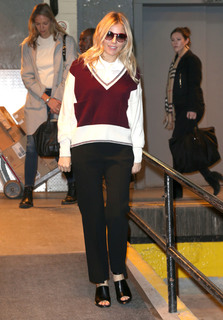 Sienna Miller feet photo thumbnail