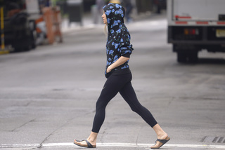 Sienna Miller feet photo thumbnail
