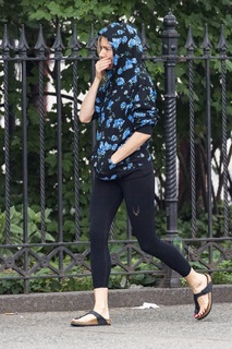Sienna Miller feet photo thumbnail