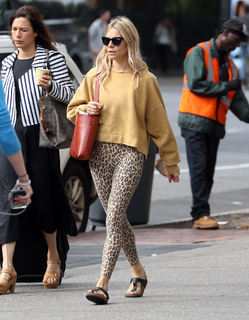 Sienna Miller feet photo thumbnail