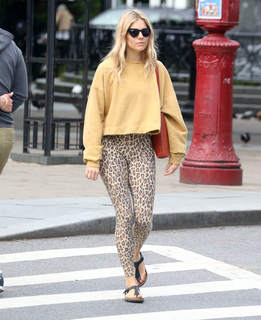 Sienna Miller feet photo thumbnail
