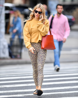 Sienna Miller feet photo thumbnail