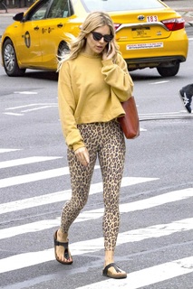 Sienna Miller feet photo thumbnail