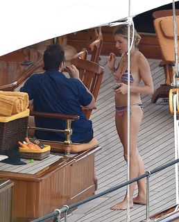 Sienna Miller feet photo thumbnail