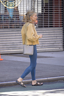 Sienna Miller feet photo thumbnail