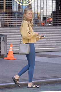 Sienna Miller feet photo thumbnail