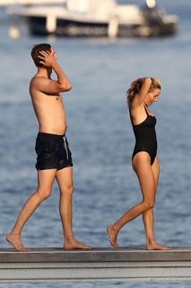 Sienna Miller feet photo thumbnail