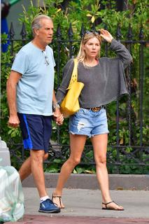 Sienna Miller feet photo thumbnail