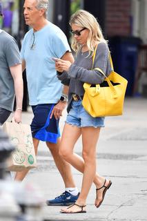 Sienna Miller feet photo thumbnail