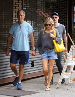 Sienna Miller feet photo thumbnail