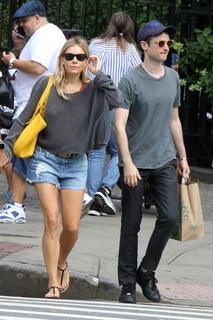 Sienna Miller feet photo thumbnail