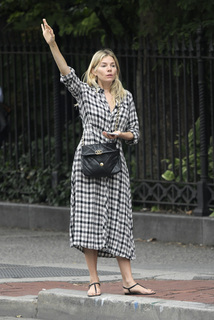 Sienna Miller feet photo thumbnail