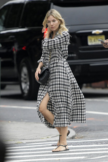 Sienna Miller feet photo thumbnail