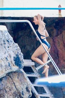 Sienna Miller feet photo thumbnail
