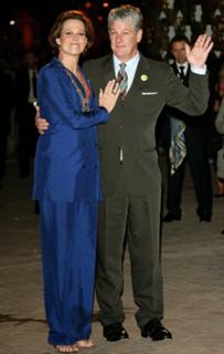 Sigourney Weaver feet photo thumbnail