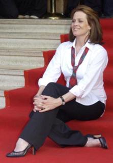 Sigourney Weaver feet photo thumbnail