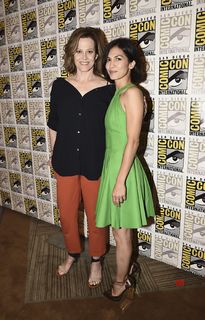 Sigourney Weaver feet photo thumbnail